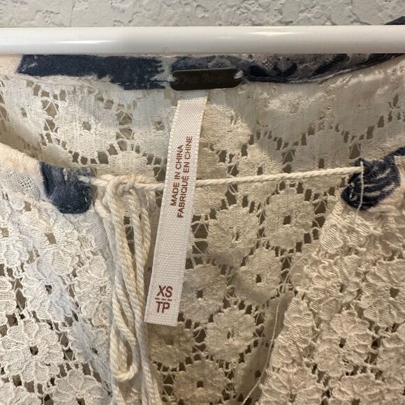 Free People Blue White Floral Lace Oversized Peasant Blouse - Size XS - EUC - Picture 8 of 8